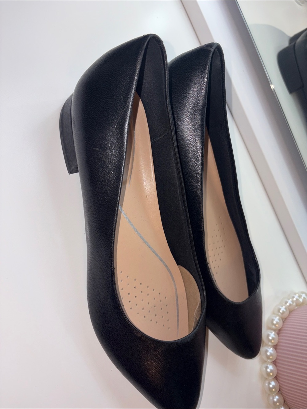 Easy Spirit Black Pointed Toe Leather Flats